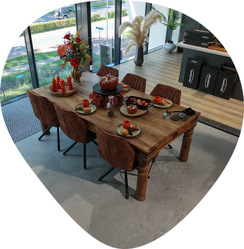 Gedekte tafel en demokeuken in de Kookgekte-showroom in Almelo