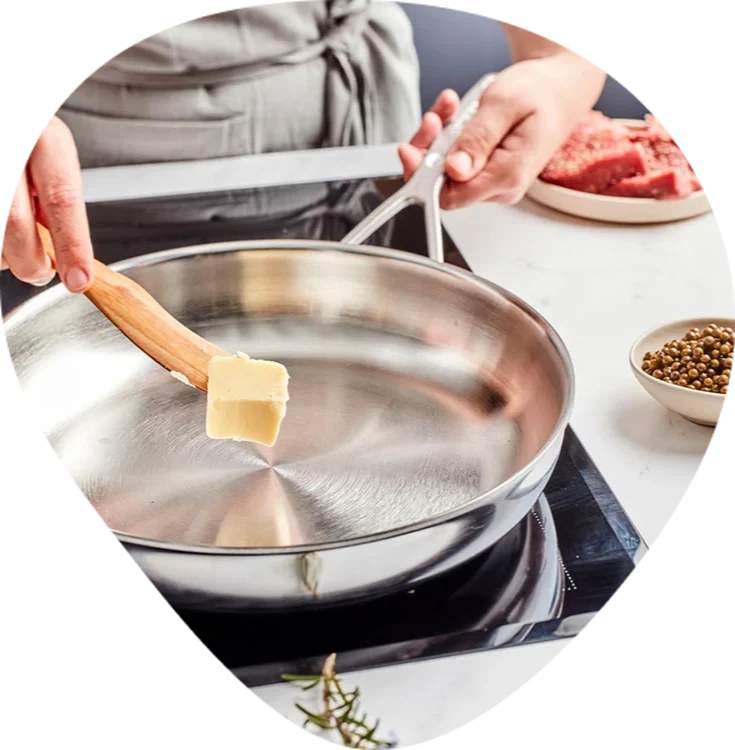 Roestvrijstalen Demeyere-pan op een inductiekookplaat